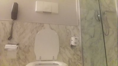 Улаан үстэй ваннд.